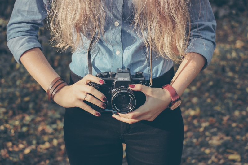 photographe-THIERY-min_hand-person-girl-woman-camera-photography-614-pxhere.com